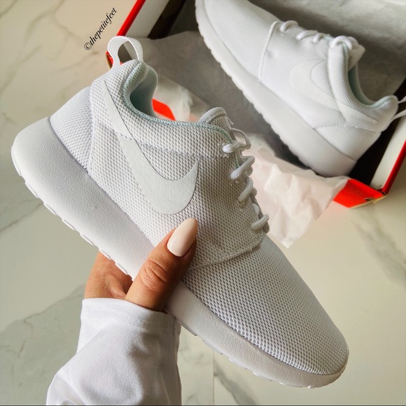 nike roshe triple white